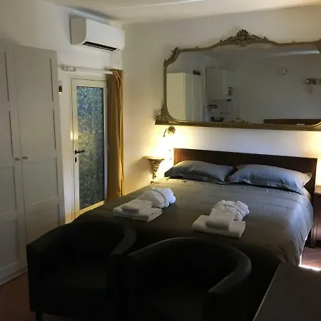 M9 Pantheon Attic 10 Ρώμη